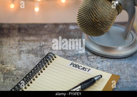 Podcast Ideen Konzept mit Mikrofon, Notepad, Tablet an Bord Stockfoto