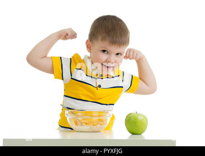 Kind Junge gesunde Nahrung und zeigt seine Stärke, auf weißem Hintergrund Stockfoto