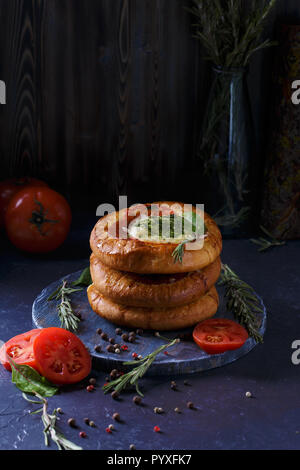 Drei hausgemachten Mini Pizza mit Tomaten, Käse und Speck, Verletzungen und Gewürzen auf hellblauem Hintergrund Kopie Platz Vertikal Stockfoto