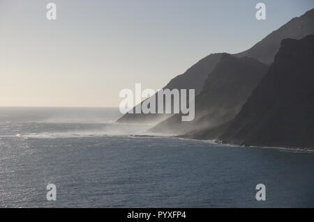 Hout Bay und die steigende Nebel Stockfoto