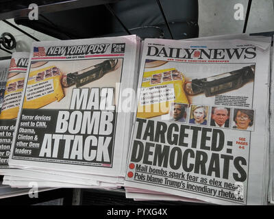 Schlagzeilen der New York Daily News und Zeitungen verwenden Sie identische handout Fotos auf Donnerstag, 25. Oktober 2018 Auf der provisorischen Leitung Bomben, die auf verschiedene prominente Demokraten verschickt wurden, zu berichten. (Â© Richard B. Levine) Stockfoto