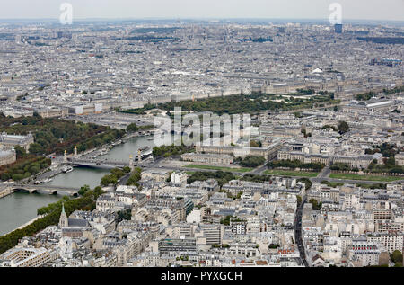 Urbane Aussicht auf Paris und auf Seine vom Eiffelturm Stockfoto