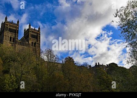 Vom Fluss, Nach oben, das geistliche Schauspiel von Durham Cathedral zu erfassen. Stockfoto