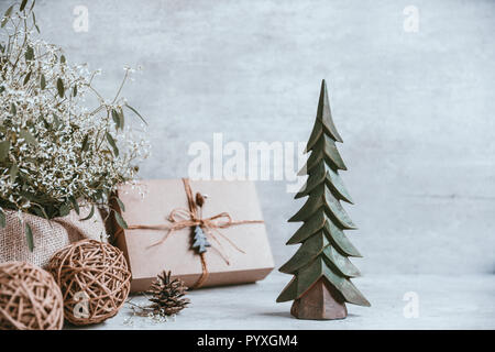 Schöne und moderne Weihnachtsgeschenk Zusammensetzung auf hölzernen Hintergrund Stockfoto