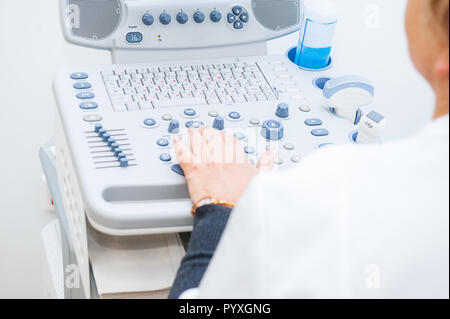 Die Hände des erwachsenen Frau Doktor schliessen Nach oben Vorbereiten für einen Ultraschall Gerät scannen. Selektiver Fokus Stockfoto
