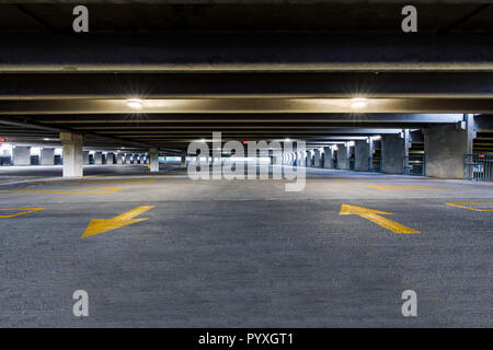 Leere Garage mit Beleuchtung und eine Ausfahrt von der Decke hängt. Stockfoto