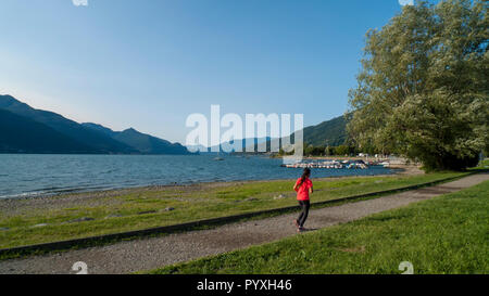 Jogger am Ufer des Dongo, Bezirk von Gravedona, mit Blick über den See Stockfoto