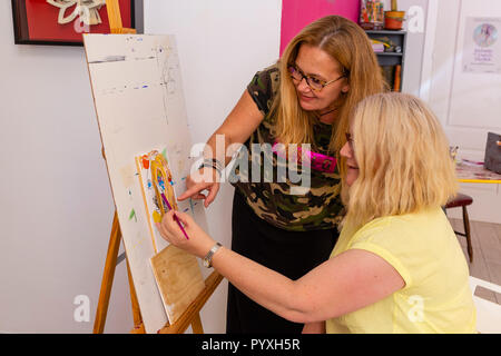 Zwei reife Frau in der Kunst Klasse Stockfoto