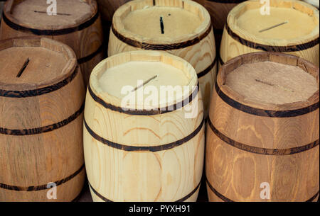 Fässer aus Holz in einem Lager in Aussicht Stockfoto