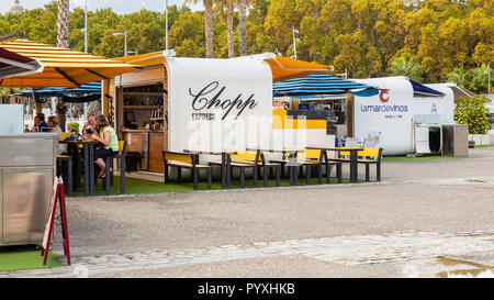 Kleine modulare Cafes und Bars an der Muelle Uno Malaga Spanien Stockfoto