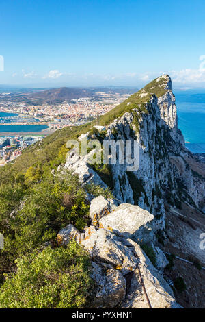 Felsen von Gibraltar mit Blick über Rock Gun Batterie auf Gibraltar Stadt, die Bucht von Gibraltar, Gibraltar International Airport und nach Spanien Stockfoto