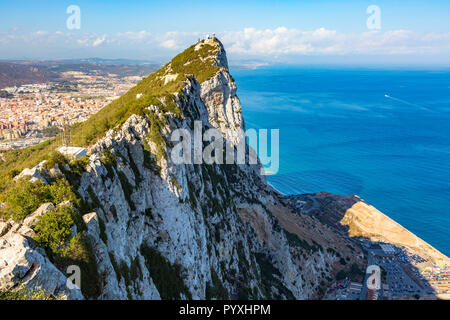 Felsen von Gibraltar mit Blick über Rock Gun Batterie auf Gibraltar Stadt, der Alboran See und auf dem Spanischen Festland Stockfoto