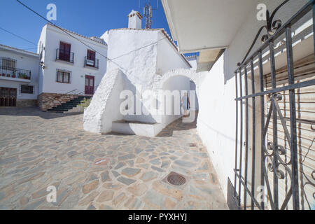 Touristische reife Frau, Comares, weißes Dorf auf einem Hügel, Berge von Malaga, Andalusien, Spanien Stockfoto