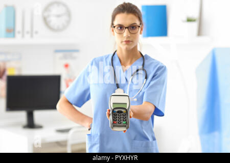 Bild der Frau Doktor, der vor ihr steht Office Stockfoto