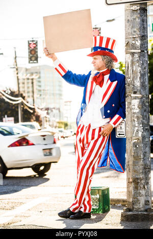 Ein Onkel Sam-Figur mit einem leeren Zeichen, als ob er Betteln vor. Ihre eigene Nachricht hinzufügen. Stockfoto