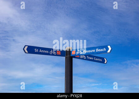 Radweg Schild an der Promenade in Blackpool, Lancashire, Großbritannien Stockfoto