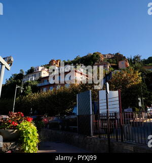 AJAXNETPHOTO. 2018. THEOULES SUR MER, Frankreich. - COTE D'AZUR RESORT - RESORT AM MEER, MIT BLICK AUF DIE BUCHT VON CANNES UND GOLFE DE LA NAPOULE, RESIDENTAIL ANWESEN AUF DEM HÜGEL. Foto: Jonathan Eastland/AJAX REF: GX8 182809 695 Stockfoto