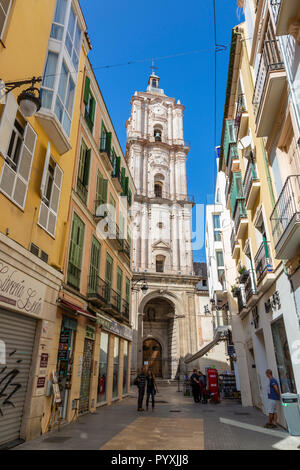 Gasse in Malaga, Andalusien, Sain mit Iglesia San Juan Bautista am Ende Stockfoto