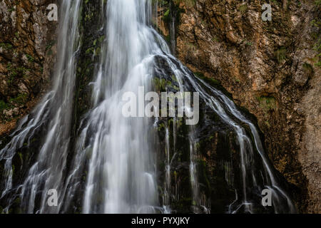 Schöne Aussicht von berühmten Gollinger Wasserfall mit bemoosten Felsen und grünen Bäumen, Golling, Salzburger Land, Österreich Stockfoto