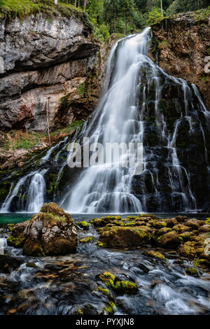 Schöne Aussicht von berühmten Gollinger Wasserfall mit bemoosten Felsen und grünen Bäumen, Golling, Salzburger Land, Österreich Stockfoto