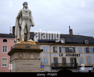 AJAXNETPHOTO. 2018. PONT DE VAUX, Frankreich. - Jugendliche allgemein - STATUE VON SOLDAT UND GENERAL BARTHELEMY CATHERINE JOUBERT (1769-1799) IM ZENTRUM DER STADT. JOUBERT hier geboren wurde, starb IN DER SCHLACHT VON NOVI, Italien. Foto: Jonathan Eastland/AJAX REF: GX8 180910 851 Stockfoto