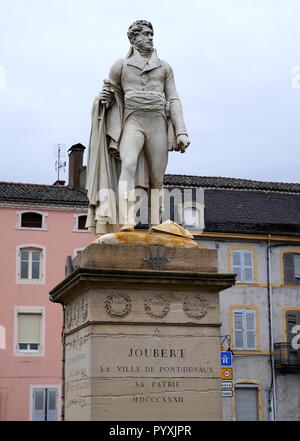 AJAXNETPHOTO. 2018. PONT DE VAUX, Frankreich. - Jugendliche allgemein - STATUE VON SOLDAT UND GENERAL BARTHELEMY CATHERINE JOUBERT (1769-1799) IM ZENTRUM DER STADT. JOUBERT hier geboren wurde, starb IN DER SCHLACHT VON NOVI, Italien. Foto: Jonathan Eastland/AJAX REF: GX8 180910 852 Stockfoto
