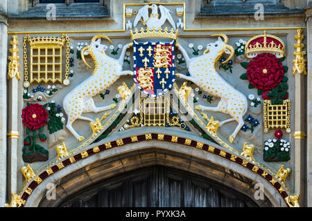 Christi's College 16. Jahrhundert große Tor mit lebhaften Farben restauriert. Cambridge University. Cambridge. Großbritannien Stockfoto