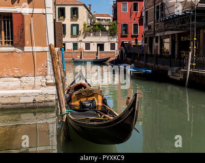 Mit einer Gondel auf den Kanälen von Venedig, Italien Stockfoto