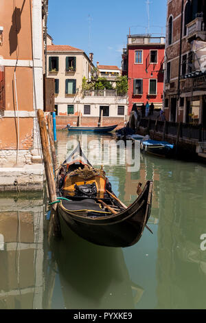 Mit einer Gondel auf den Kanälen von Venedig, Italien Stockfoto