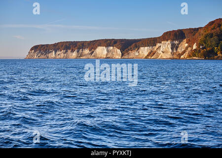 Ostseeküste mit Rügen (unter Denkmalschutz stehenden Häusern Rugia, Rügen) Kreidefelsen bei Sonnenaufgang, Deutschland. Stockfoto