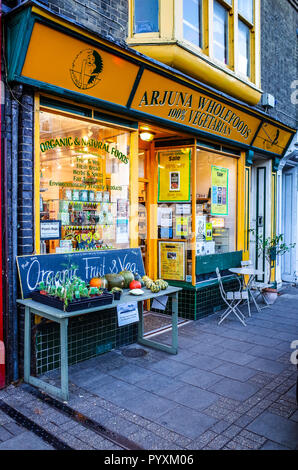 Die arjuna Vollwertkost Shop in Mill Road, Camden Cambridge, einen Bereich, in dem die unabhängige Geschäfte und Restaurants. Stockfoto