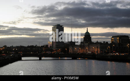 Das Customs House, Liberty Hall und das Dublin Spire dargestellt entlang des Flusses Liffey in Dublin Irland bei Sonnenuntergang. Stockfoto