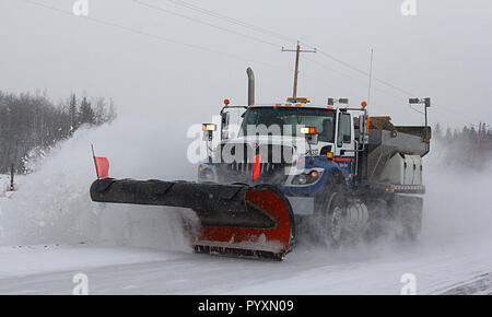 Schneepflug Straße Clearing in den kanadischen Rockies, Alberta, Kanada Stockfoto