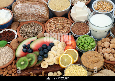 Gesundheit Nahrung für Veganer mit Mandeln Butter, Joghurt und Milch, tofu Tofu, Körner, Samen, Nüsse, Obst, Gemüse, Getreide, & Vollkorn Pasta. Stockfoto