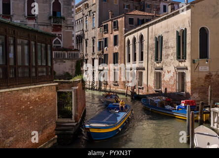 Szenen und Details aus den Straßen und in den Kanälen von Venedig, Italien Stockfoto