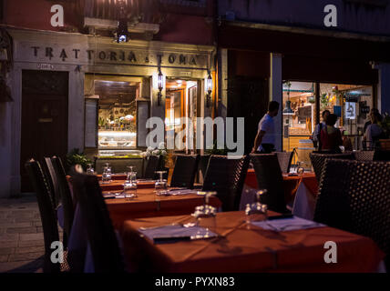 Ein Blick auf die Trattoria am Campo San Toma in Venedig, Italien Stockfoto