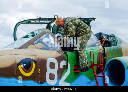 Belarus, der Flugplatz des Maplischi Air Base. 07/01/2018: ein Pilot im Cockpit einer Su-25 Kampfflugzeug. Vorbereitung für die Abfahrt der Luft Stockfoto