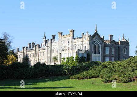 Sheffield Park Haus durch die Bäume Stockfoto