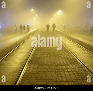 Spaziergang entlang der Bürgersteig auf der Nacht Straße in Helsinki, Finnland Stockfoto