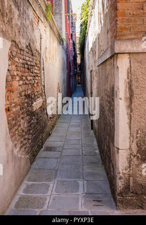 Eine enge Passage zwischen Palazzos, in Venedig, Italien Stockfoto