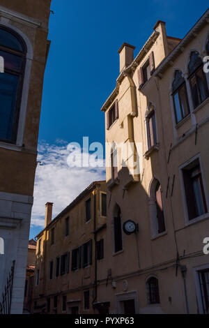 Szenen und Details aus den Straßen und in den Kanälen von Venedig, Italien Stockfoto