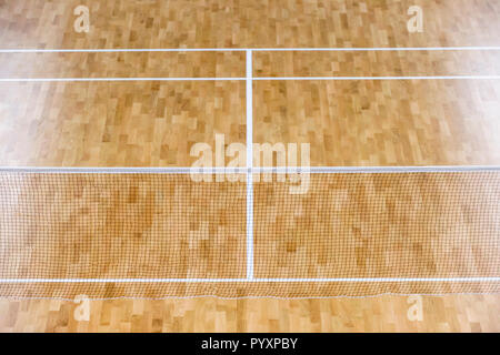 Holzboden Badminton und Netze. Holzboden der Sporthalle mit Markierung Linien Linie auf Holzboden Hallenbad, Fitnessraum Hof Stockfoto