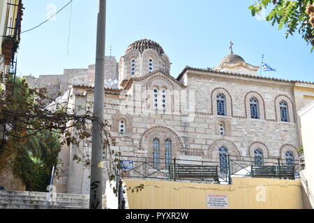 Orthodoxe Kirche und auf die Akropolis in Athen anzeigen Stockfoto