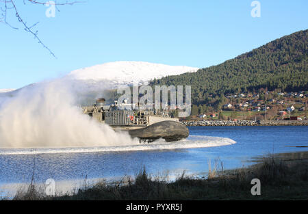 Us-Marines und Matrosen mit 24 Marine Expeditionary Unit leiten eine amphibische Landung vom Schiff ans Ufer, auf einer Landing Craft Air Cushion, während der Übung Trident Punkt 18 in Alvund, Norwegen, Okt. 29, 2018 durchgeführt. Trident Stelle ist eine multinationale NATO-Übung, dass professionelle Beziehungen verbessert und die allgemeine Koordinierung mit Verbündeten und Partner Nationen. (U.S. Marine Corps Foto von Sgt. Averi Coppa/Freigegeben) Stockfoto