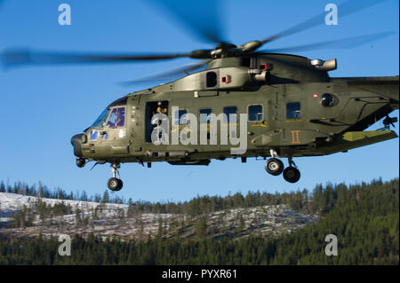 Eine dänische AW 101 - Merlin Helikopter fliegt overt Camp Fremo während der Übung TRIDENT PUNKT Fremo, Norwegen, am 28. Oktober 2018. Foto: MCpl Pat Blanchard Fotograf, 2 Div CA det Saint-Jean SJ 04-2018 -0350-035 Un hélicoptère AW 101 - Merlin vole au-dessus du Camp Fremo Durant l'exercice TRIDENT STELLE à Fremo, Norvège, le 28 octobre 2018. Foto: MCpl Pat Blanchard Fotograf, 2 Div CA det Saint-Jean SJ 04-2018 -0350-035 Stockfoto