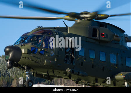 Eine dänische AW 101 - Merlin Helikopter fliegt overt Camp Fremo während der Übung TRIDENT PUNKT Fremo, Norwegen, am 28. Oktober 2018. Foto: MCpl Pat Blanchard Fotograf, 2 Div CA det Saint-Jean SJ 04-2018 -0350-034 Un hélicoptère AW 101 - Merlin vole au-dessus du Camp Fremo Durant l'exercice TRIDENT STELLE à Fremo, Norvège, le 28 octobre 2018. Foto: MCpl Pat Blanchard Fotograf, 2 Div CA det Saint-Jean SJ 04-2018 -0350-034 Stockfoto