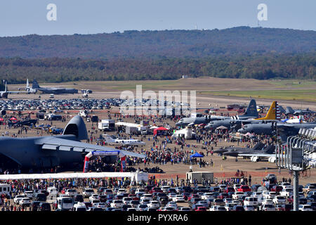 Tausende von Gönner besucht am Eröffnungstag während der Donner über den Felsen Luft- und Raumfahrtmesse in Little Rock, Arkansas, Okt. 27, 2018. Die Air Show präsentiert andere Antenne Demonstrationen wie die US-Armee goldene Ritter und die US Air Force Thunderbirds. (U.S. Air Force Foto: Staff Sgt. Jeremy McGuffin) Stockfoto