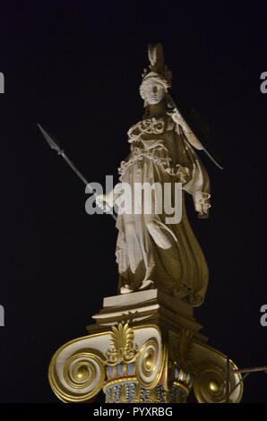 Statue der Athene in der Nacht vor der Akademie von Athen Stockfoto