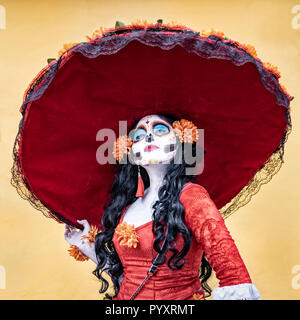 Eine live Catrina auf den Straßen während der Tag der Toten feiern in Capula, Michoacán, Mexiko. Stockfoto
