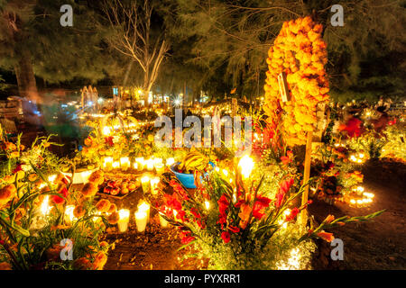 Ein michoacan Friedhof am Abend der Tag der Toten in Mexiko. Stockfoto
